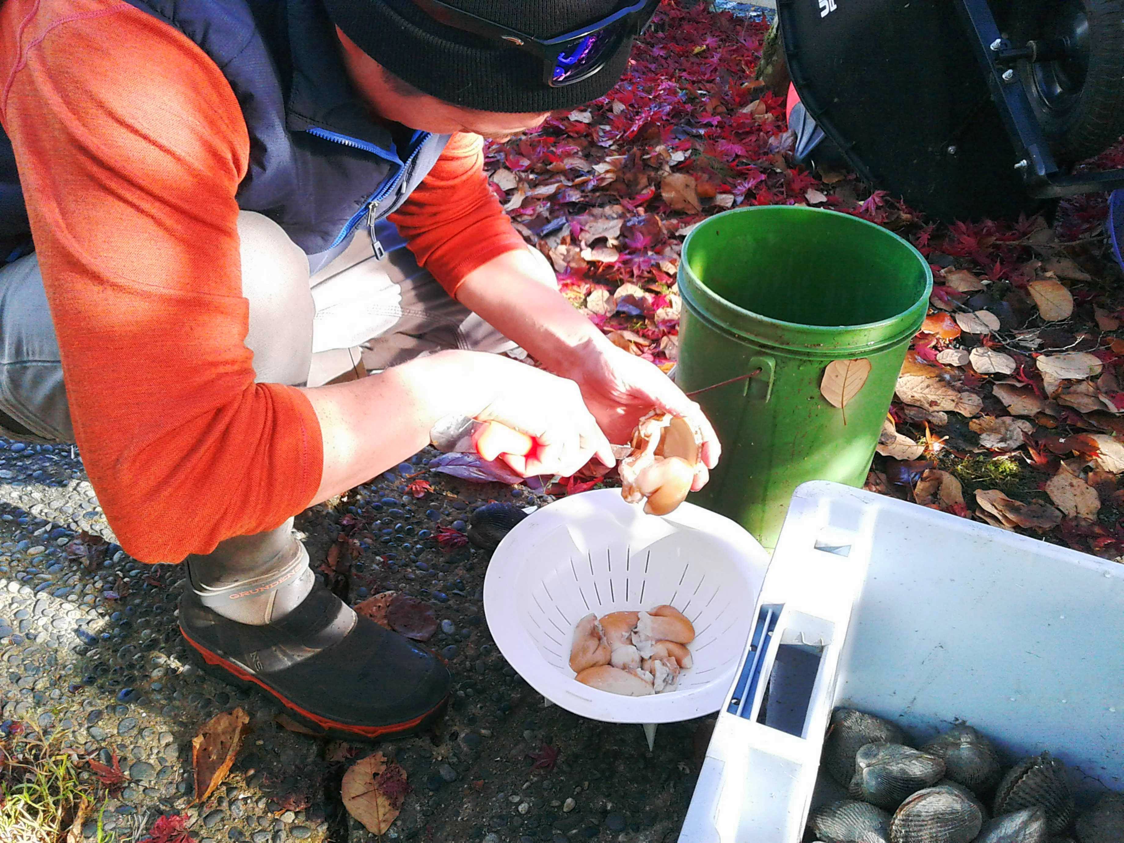 A man cutting the cockle with a knife