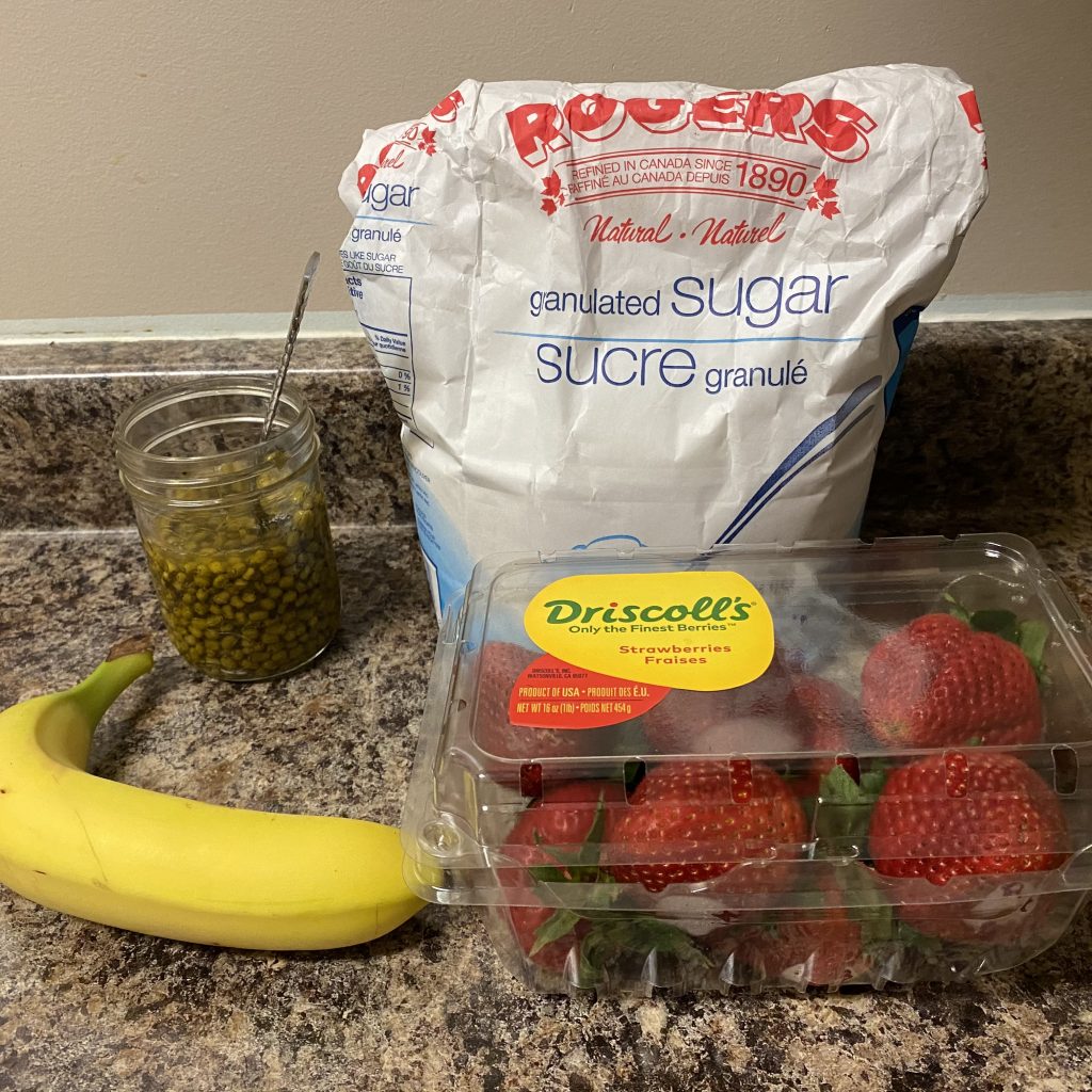 ingredients for yel 'as - strawberries, banana, sugar and inta maaynm 'as